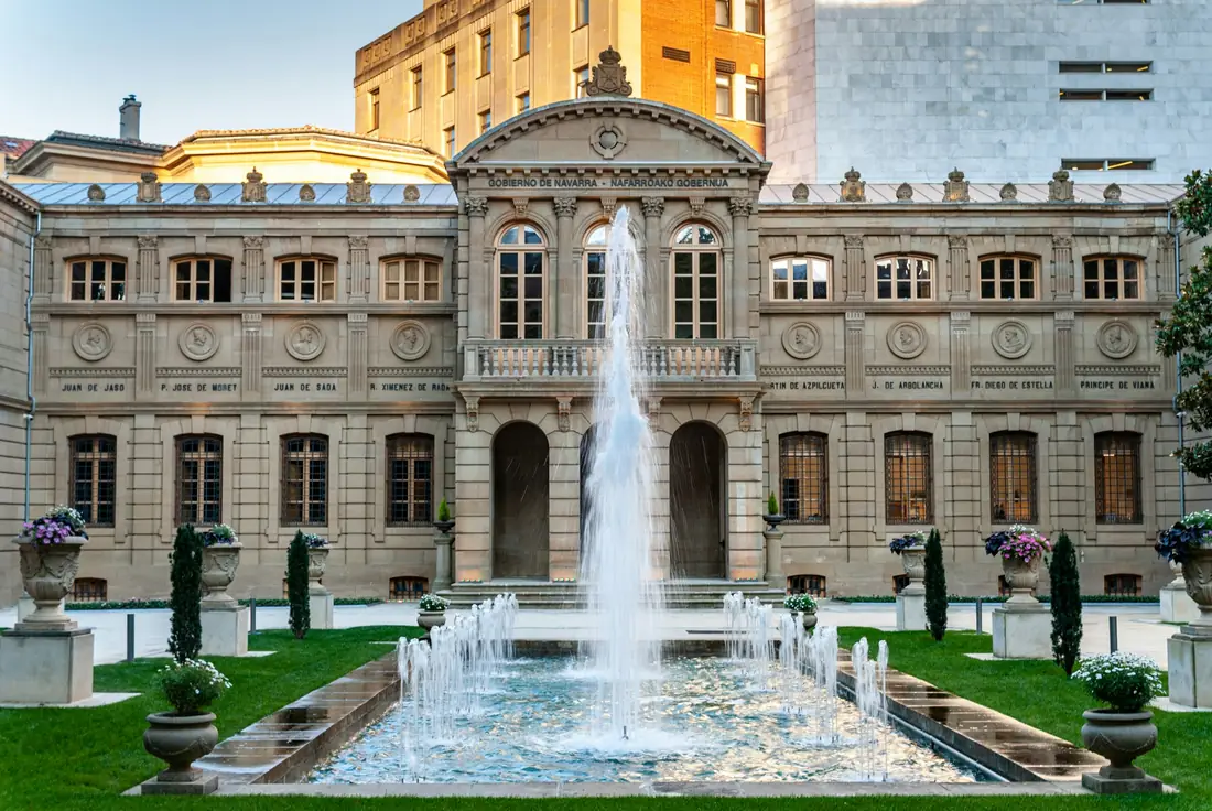 Palacio de Navarra y su fuente, en Pamplona